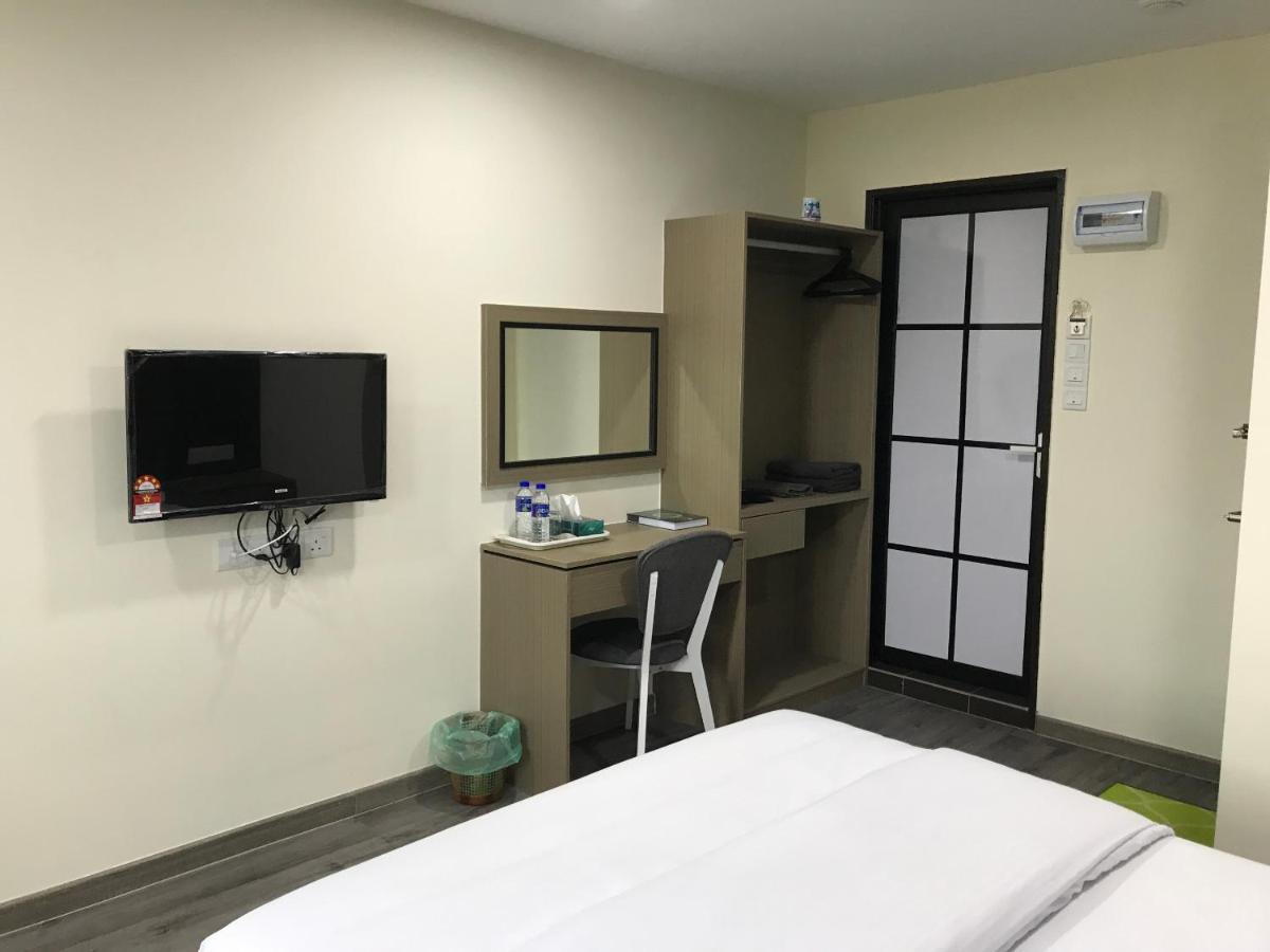 Oyo 90506 Z Stay Inn Hotel Simpang Renggam Экстерьер фото
