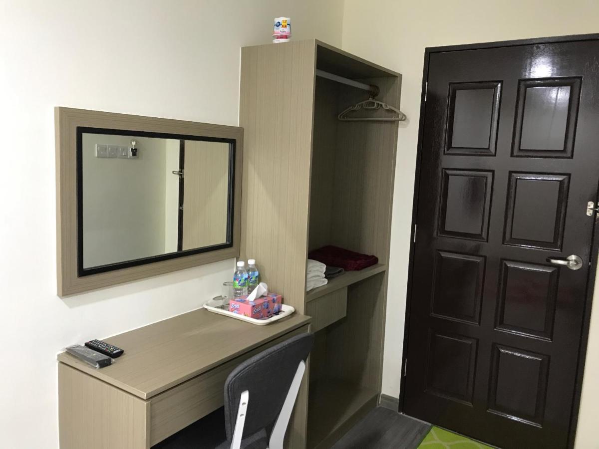 Oyo 90506 Z Stay Inn Hotel Simpang Renggam Экстерьер фото